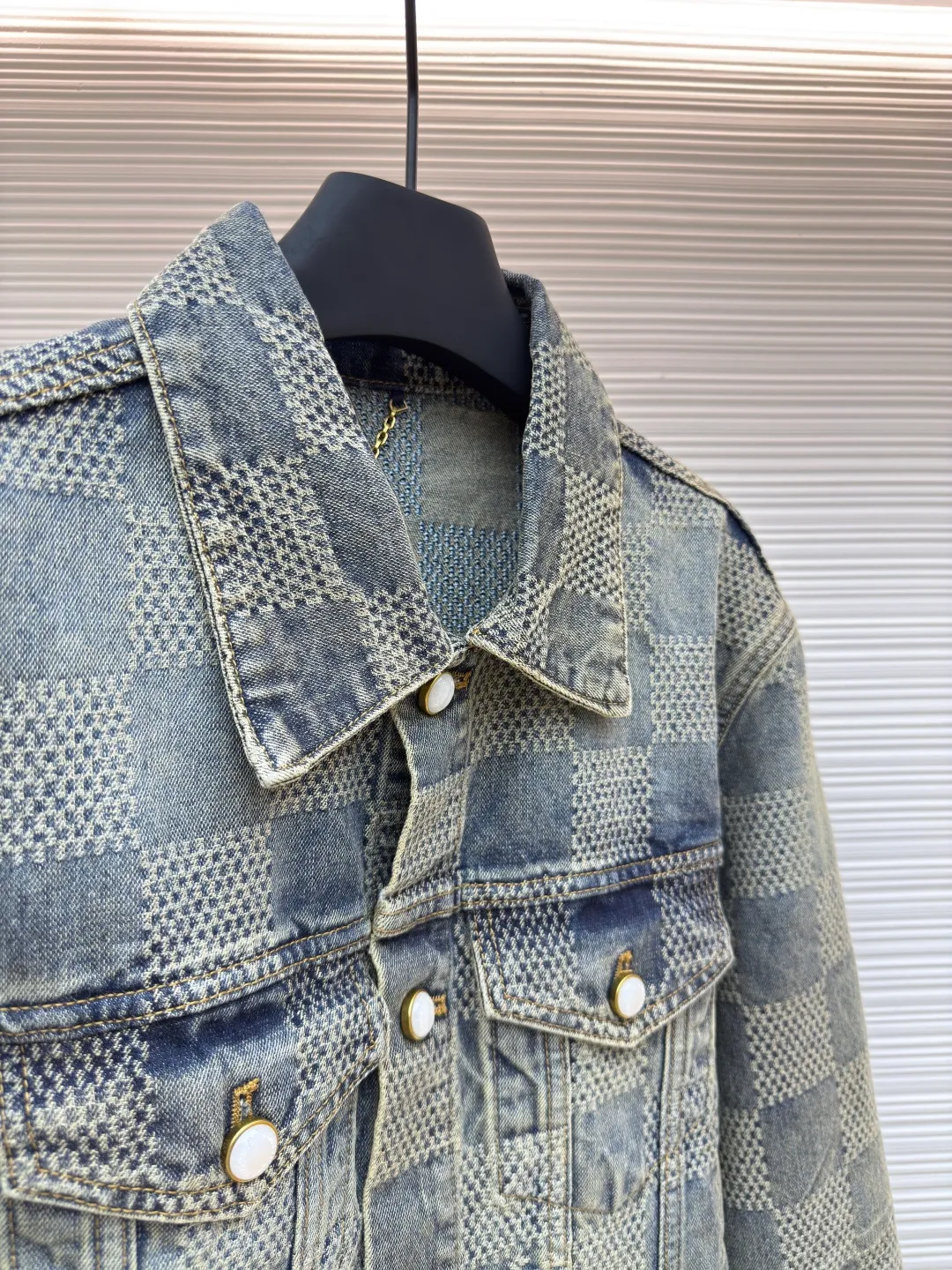 LOUIS VUITTON Yellow checkerboard denim jacket ●Authentic product: purchased and developed by 16499 ●Item number: 1680610-C20 ●Fabric: denim fabric ●Technology: jacquard production ●Version: fitted version ●Weight: about 935 grams ●Size: 46-48-50-52 ●Description: The fabric is integrated into 3D Damier jacquard, a classic plaid pattern combined with 3D jacquard technology, is a process of weaving three-dimensional patterns on the fabric through a loom. Fading and distressing effect, this fabric uses sand washing process and special dyeing technology. The natural wear and fading effect of the denim after washing makes it look more retro and historical. The overall wiring is straight and delicate, the fabric is comfortable and soft, and the color is consistent without color difference. It can be matched with the same style to create a fashionable look and control various occasions. Customized accessories, complete with three standards, same style for men and women!